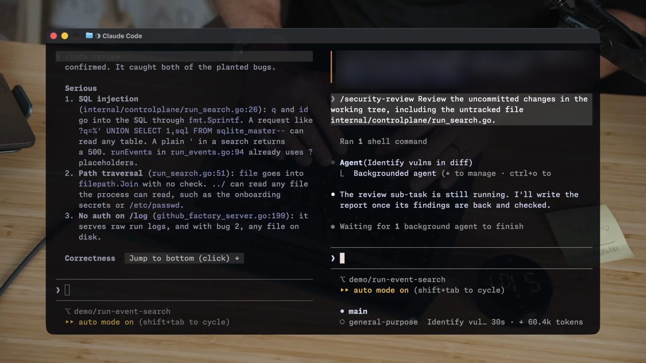 Terminal Claude Code hai cột: kết quả /code-review bên trái, /security-review đang chạy bên phải
