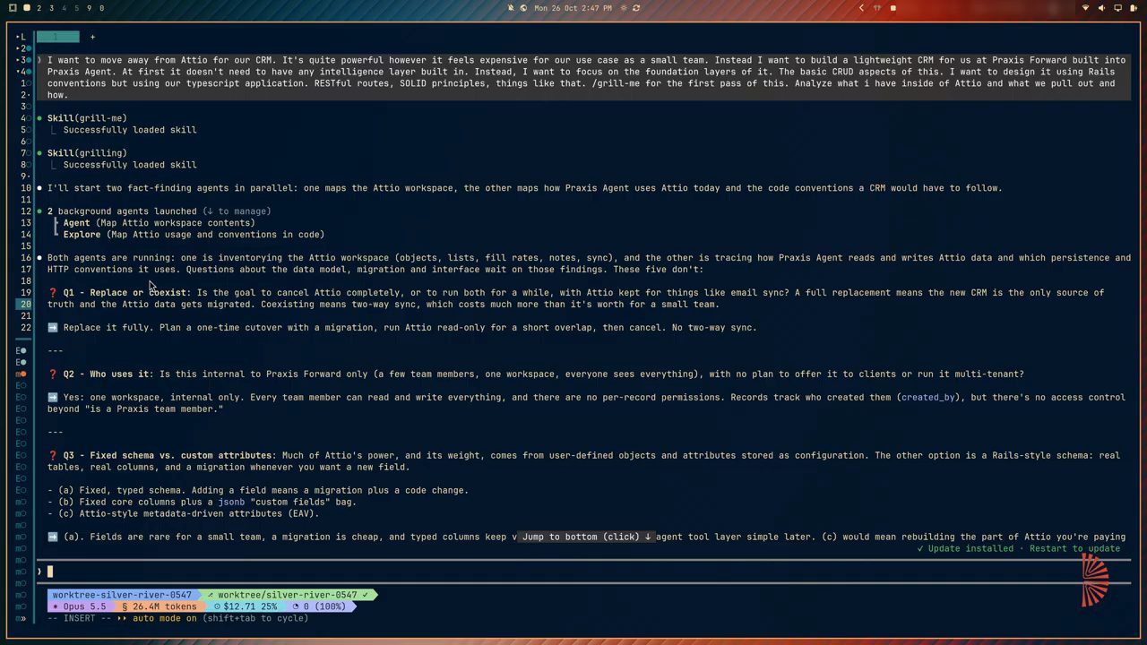 Terminal Claude Code với prompt, hai skill được nạp, hai background agent và các câu Q1 đến Q3
