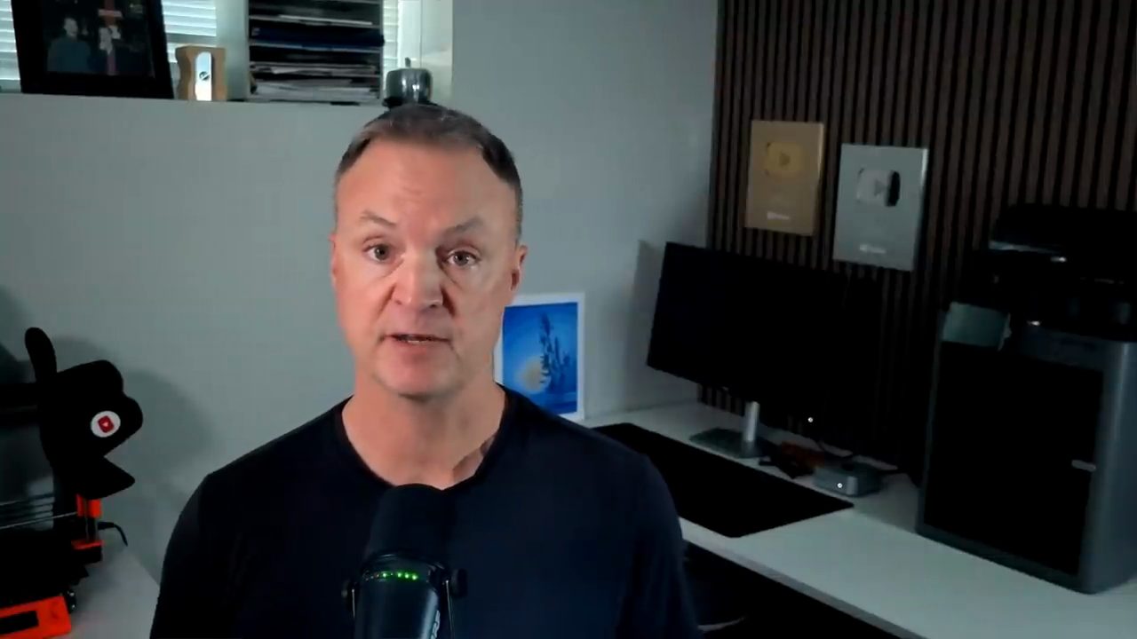 Jamie Keet nói trước camera trong phòng làm việc