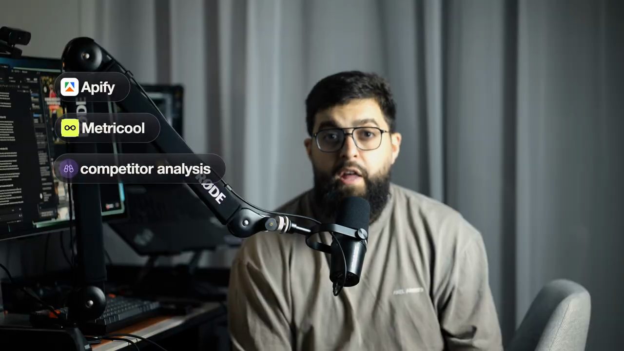 Ibrahim nói trước micro, bên trái hiện ba nhãn Apify, Metricool, competitor analysis