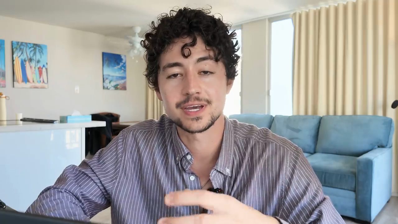 Nick Saraev nói trước camera trong phòng khách