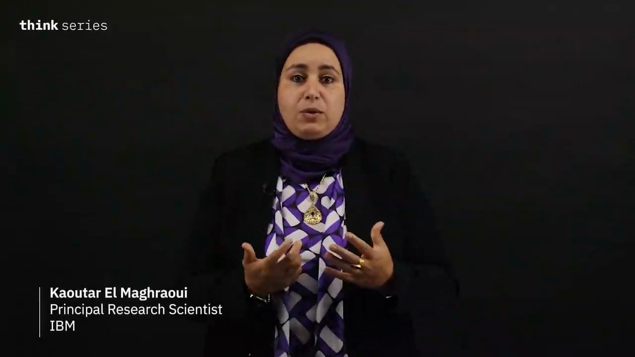 Kaoutar El Maghraoui nói trước bảng kính đen, góc dưới có tên và chức danh Principal Research Scientist, IBM