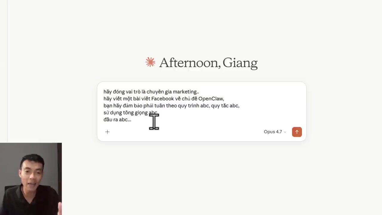 Ô chat của Claude với một prompt mẫu nhiều dòng: đóng vai chuyên gia marketing, viết bài Facebook về OpenClaw