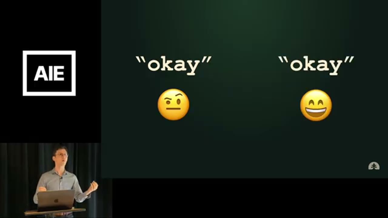 Hai chữ okay giống nhau đi kèm một emoji nghi ngờ và một emoji cười tươi