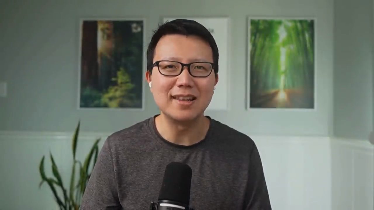 Peter Yang nói trước camera trong phòng có hai bức tranh rừng phía sau