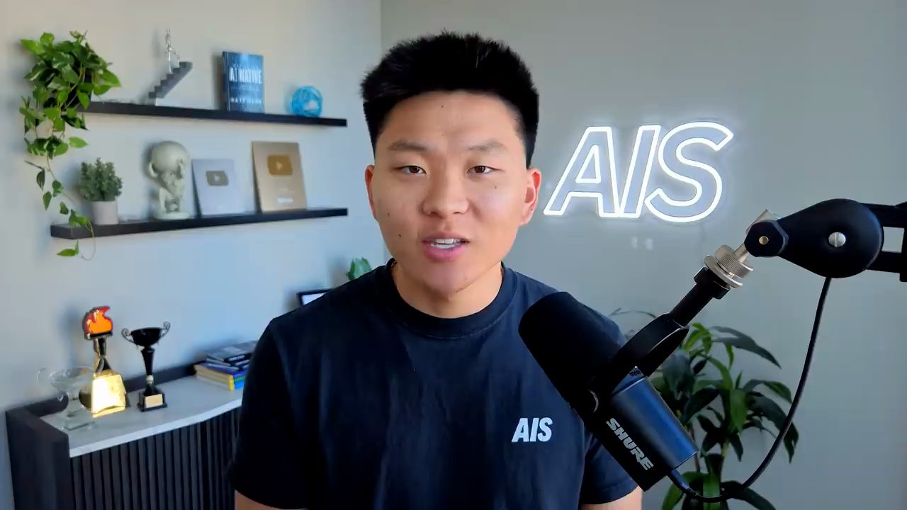 Nate Herk nói trước camera, phía sau là biển đèn AIS