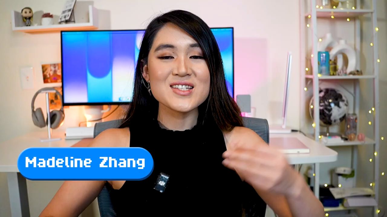 Madeline Zhang ngồi trước bàn làm việc, có nhãn tên Madeline Zhang