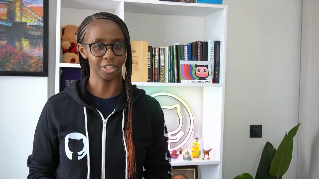 Người trình bày mặc áo hoodie GitHub, nói trước camera
