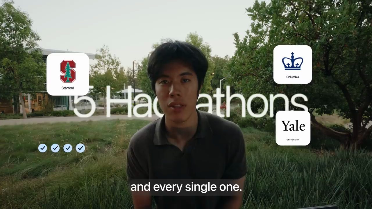 Johnathan Mo nói trước camera ngoài trời, phía sau là chữ 5 Hackathons cùng logo Stanford, Columbia và Yale