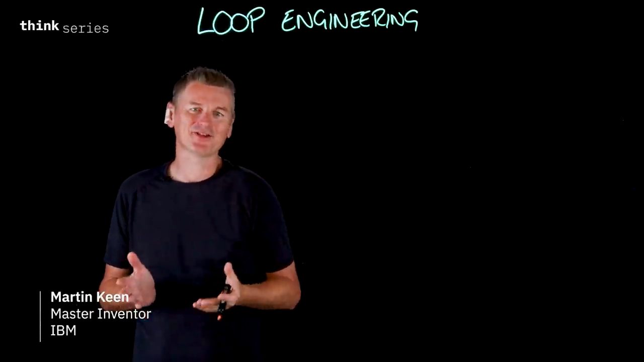 Martin Keen đứng trước tấm lightboard đen, phía trên ghi LOOP ENGINEERING