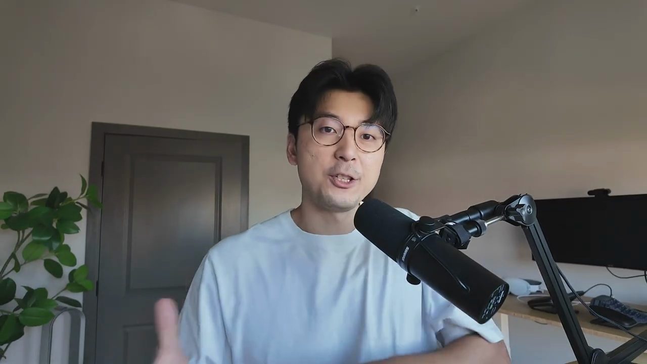 Người dẫn kênh Your Average Tech Bro nói trước camera, bên cạnh micro