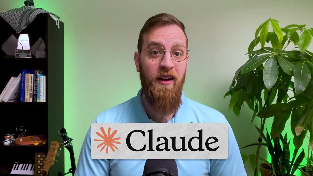 Tom Nassr nói trước camera, có logo Claude ở giữa khung hình