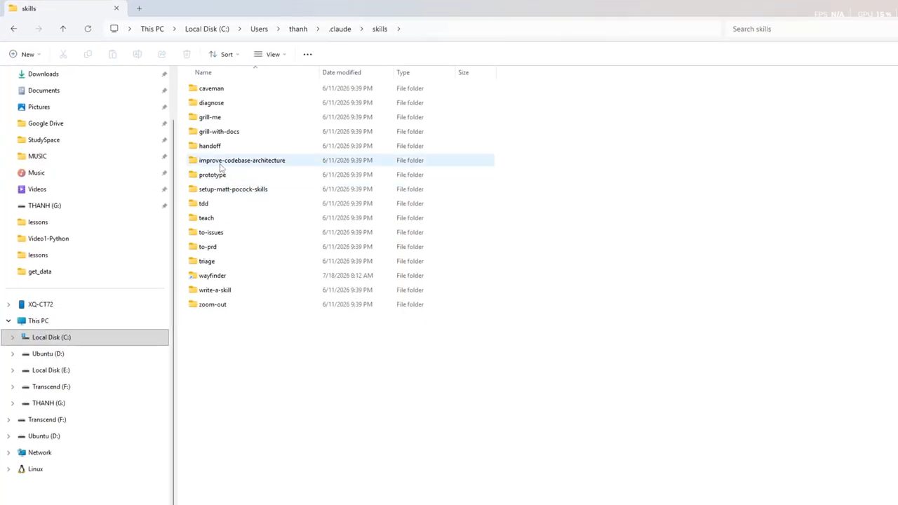 File Explorer mở thư mục .claude/skills với danh sách thư mục skill