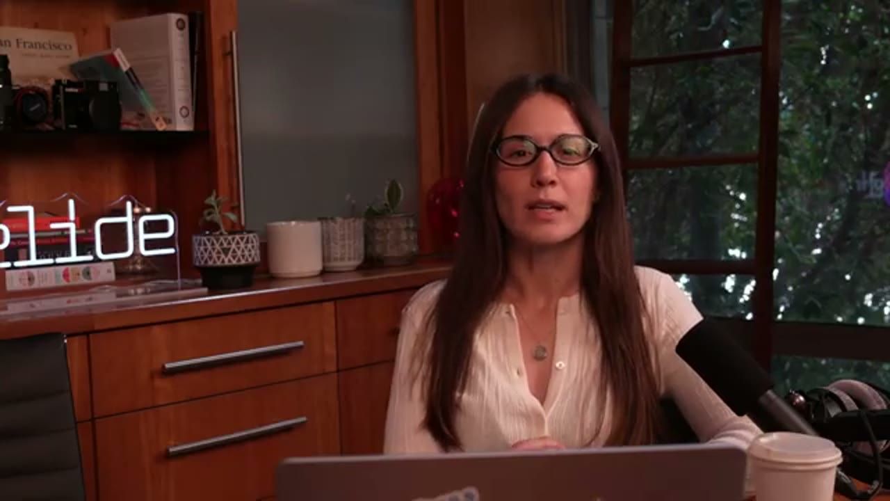 Victoria Melnikova nói trước camera trong phòng làm việc