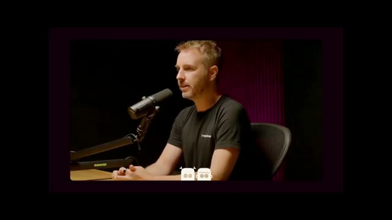 Paul Copplestone nói trong studio podcast