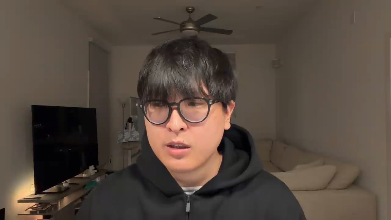 Noah Kim nói trước camera trong phòng