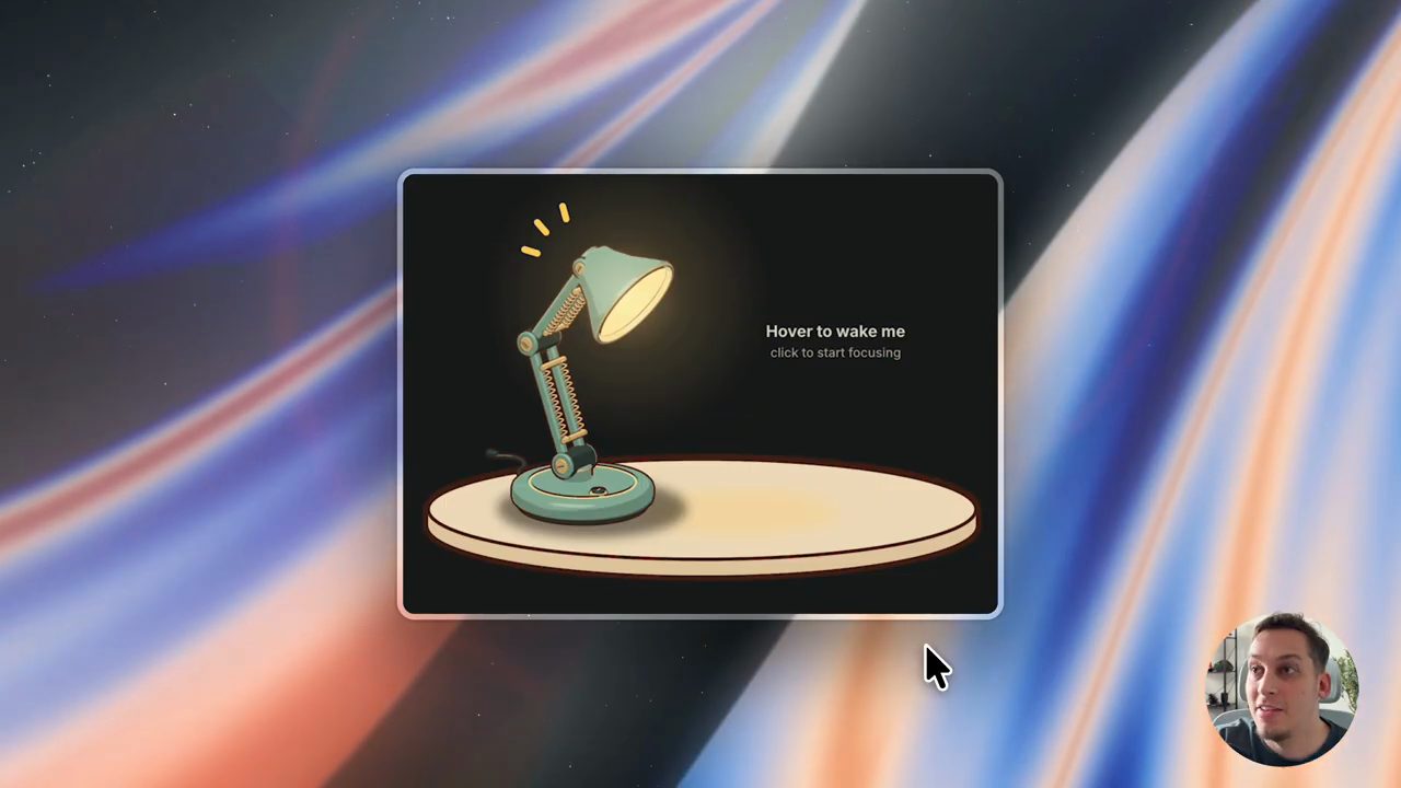 Thẻ UI tối màu với chiếc đèn bàn xanh lá nhạt đang sáng trên bệ tròn và dòng chữ Hover to wake me, click to start focusing