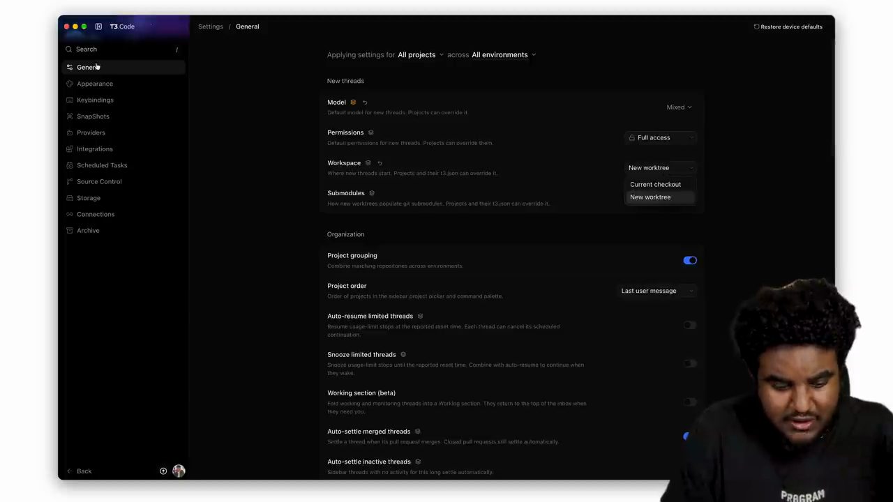 Trang Settings General của T3 Code, mục Workspace đang mở menu Current checkout và New worktree