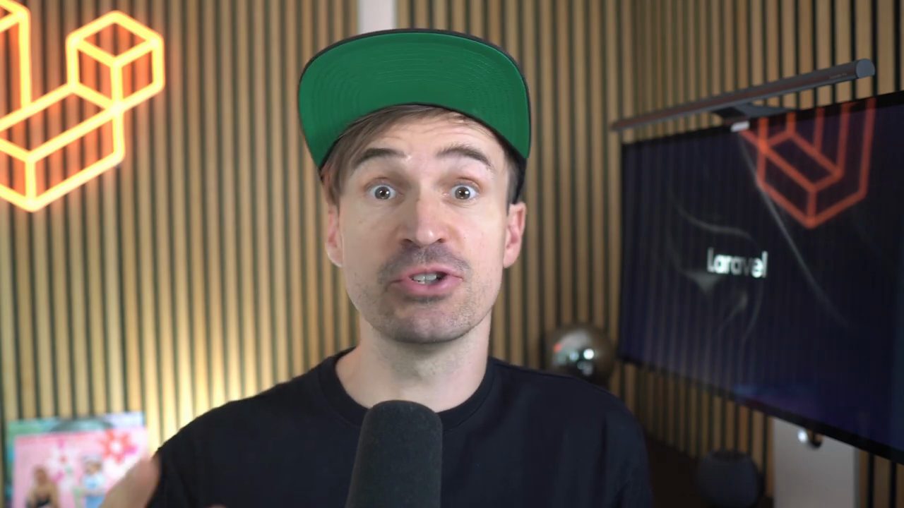 Christoph Rumpel nói trước camera, phía sau là logo Laravel phát sáng