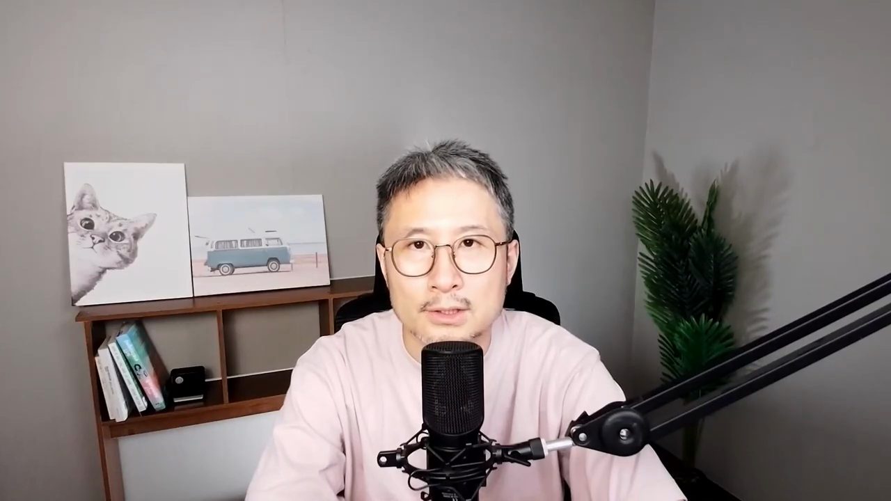 Người trình bày của Yeyu Lab nói trước camera, phía sau là kệ sách và hai bức tranh