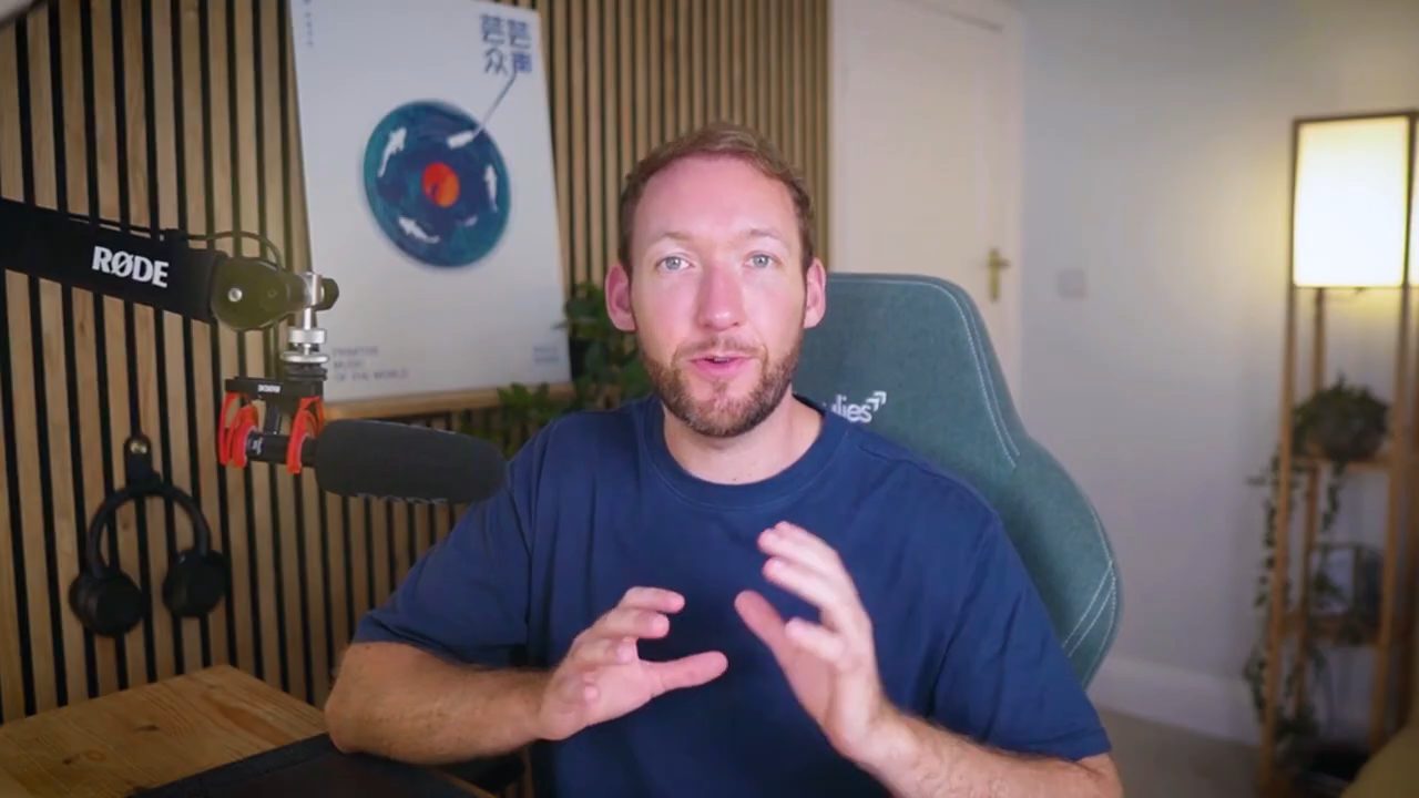 Simon Scrapes nói trước camera trong phòng thu