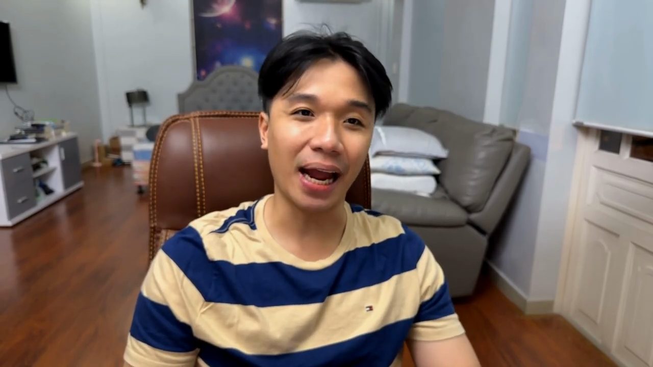 Phát ngồi trước camera trong phòng, mở đầu video