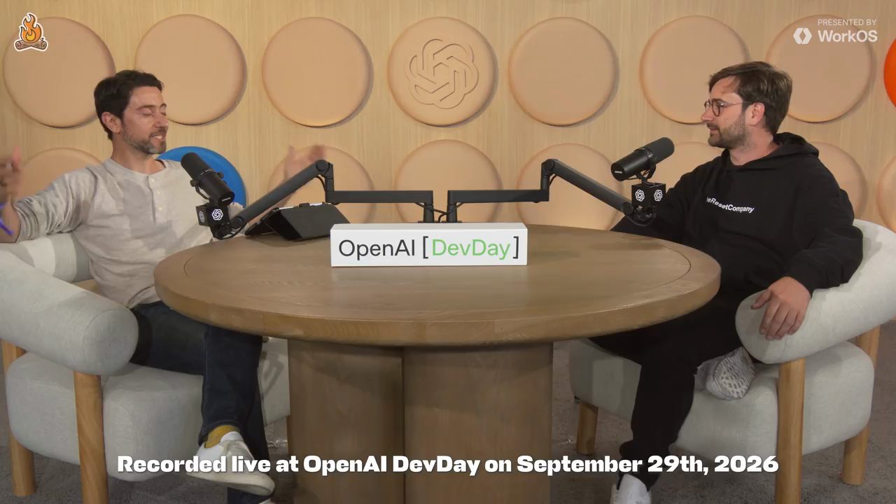 Lenny Rachitsky và Tibo Sottiaux ngồi hai bên một bàn tròn có biển OpenAI DevDay