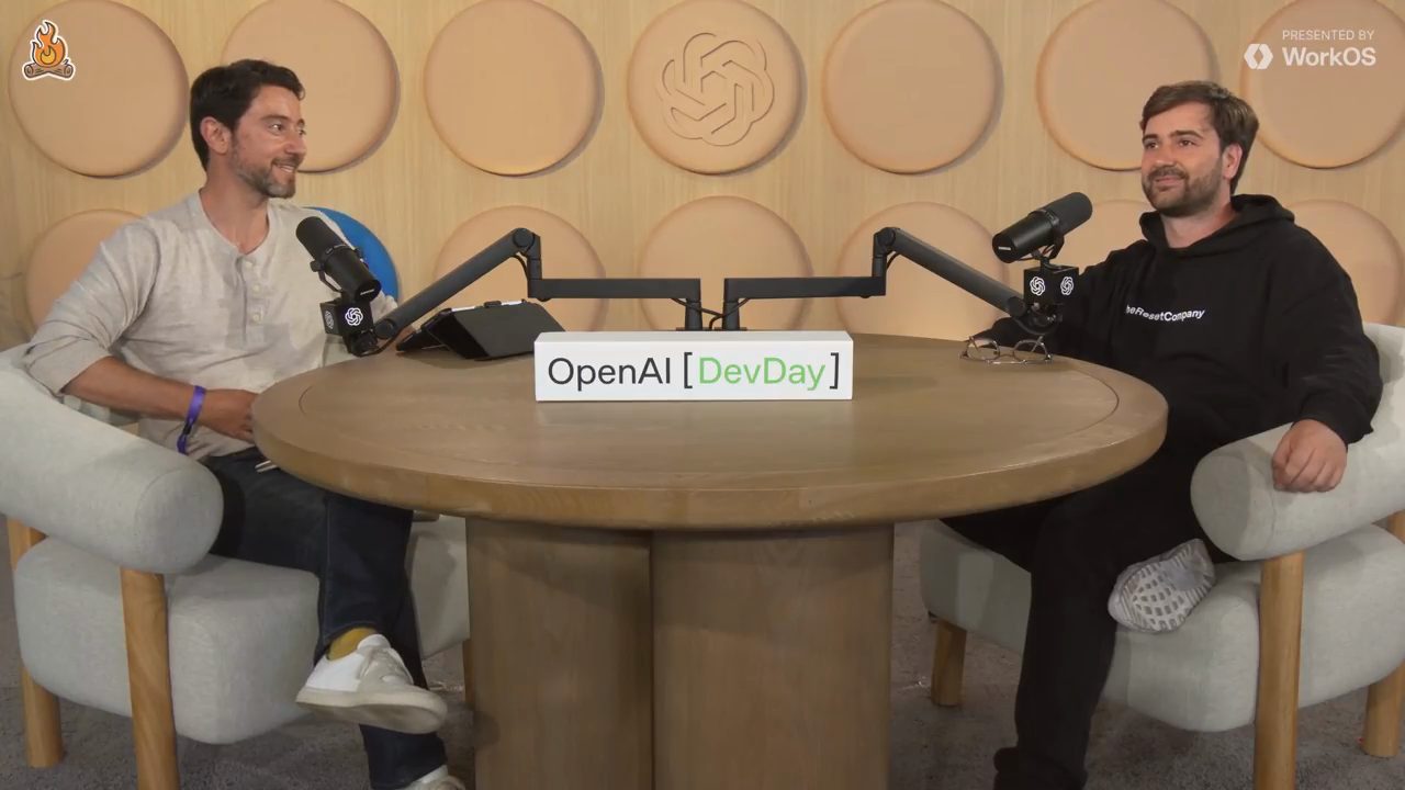 Lenny và Tibo ngồi ở bàn tròn OpenAI DevDay ở cuối cuộc trò chuyện