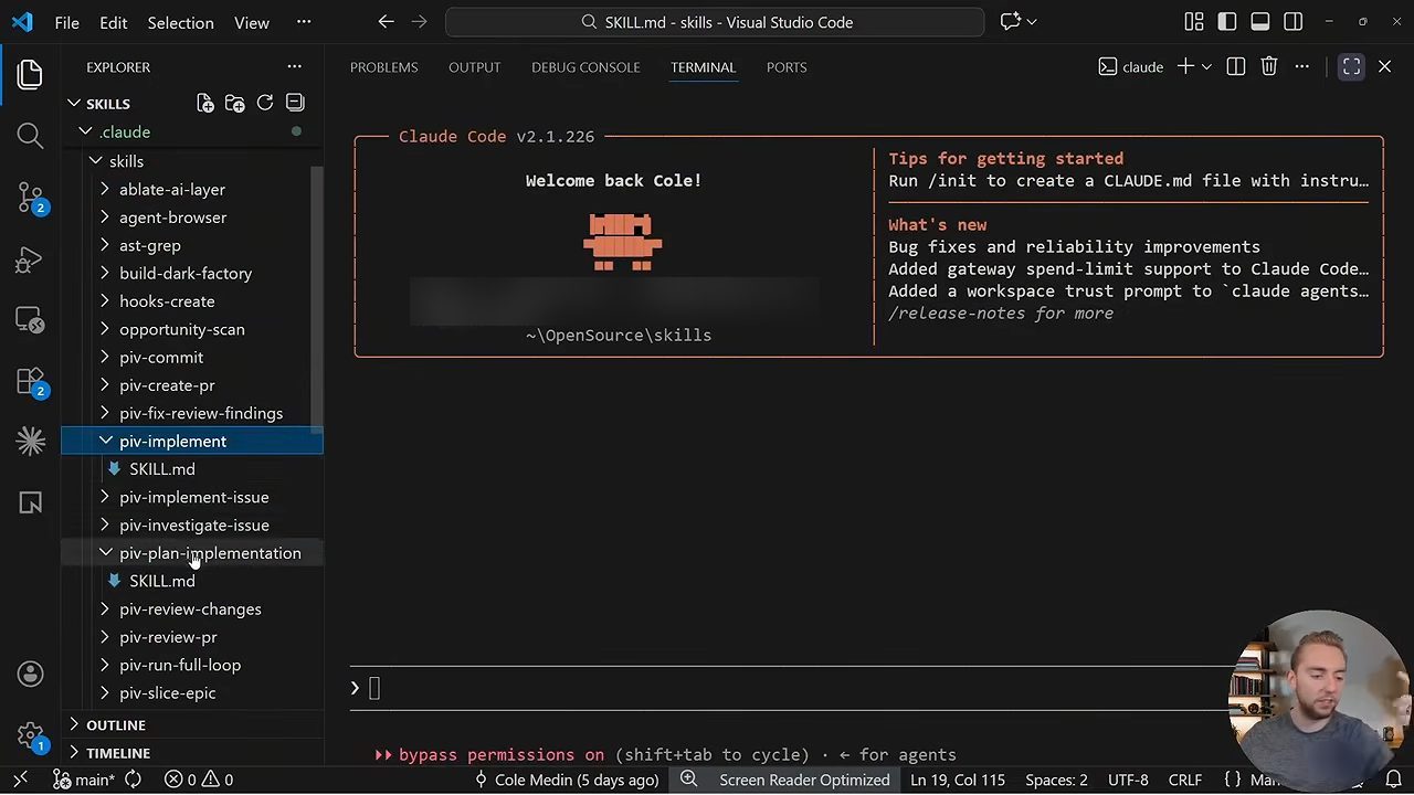 VS Code với cây thư mục skills và Claude Code ở terminal