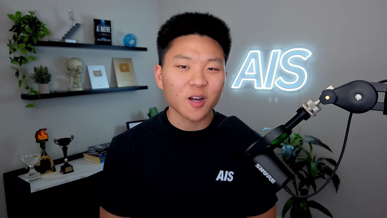 Nate Herk nói trước camera trong phòng quay có biển đèn AIS