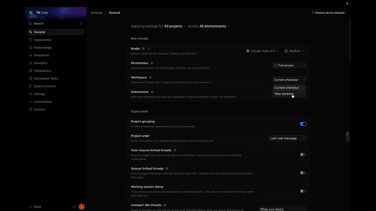 Trang Settings General của T3 Code với Model Claude Haiku 5.5, Permissions Full access và menu Workspace mở ra hai lựa chọn Current checkout, New worktree