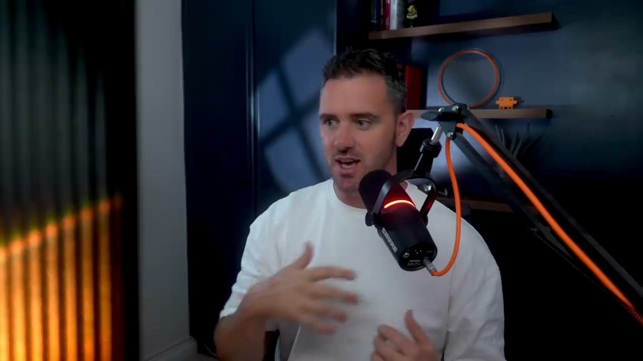 Rob O'Shaughnessy nói trước micro trong phòng làm việc