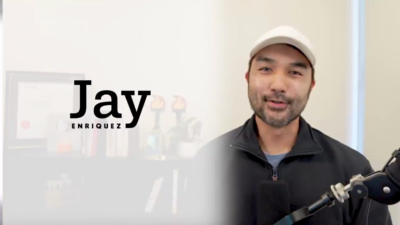 Jay Enriquez nói trước camera, bên trái có chữ Jay Enriquez