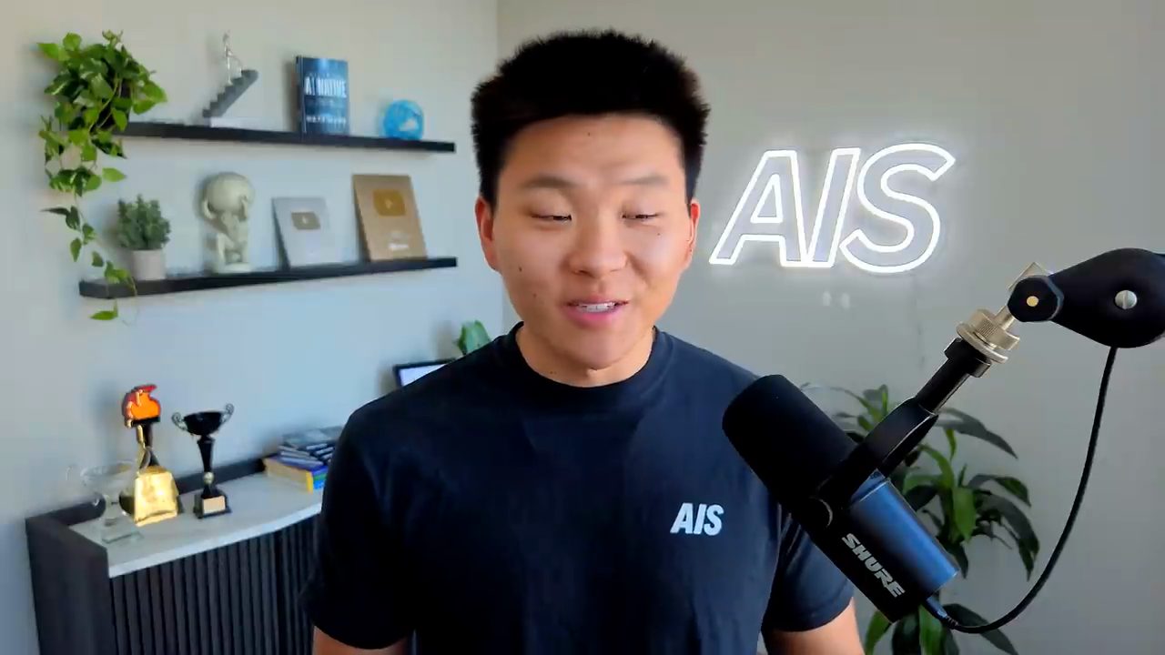 Nate Herk nói trước camera, phía sau là chữ AIS phát sáng