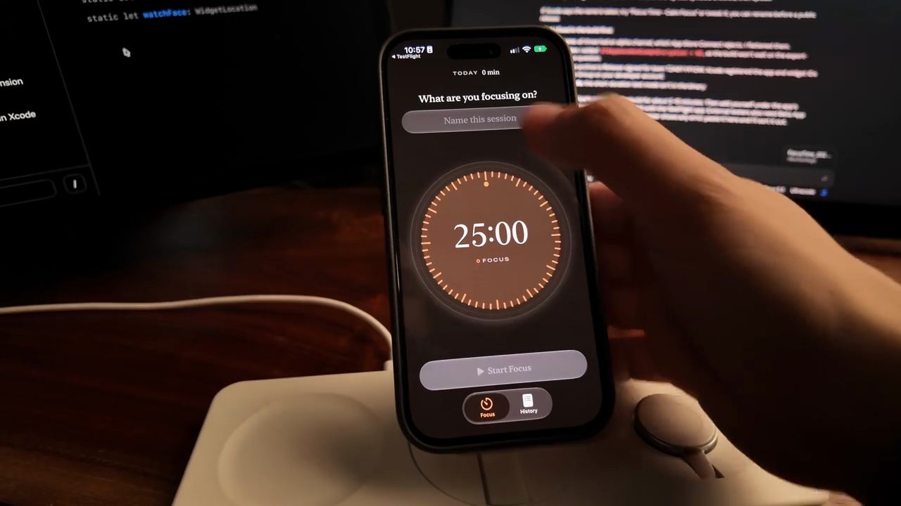 Một chiếc iPhone đặt trên đế sạc, màn hình hiện app Focus Time với mặt đồng hồ 25:00