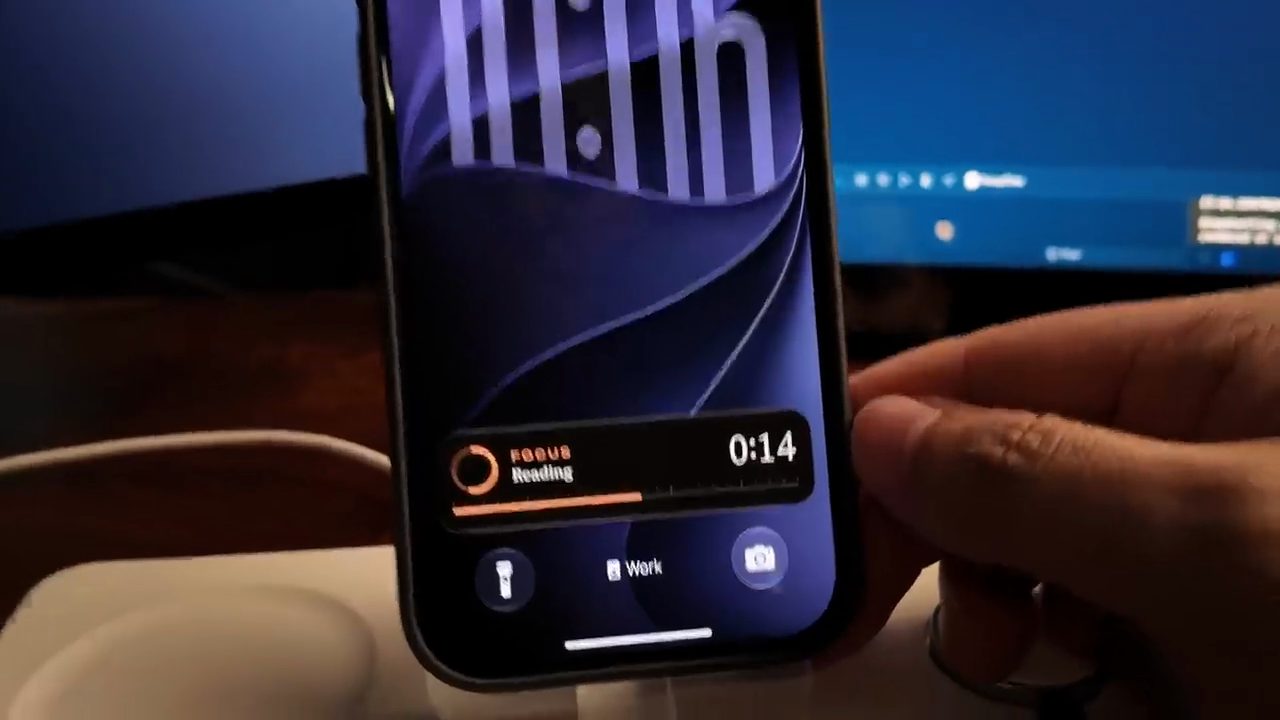 Lock screen iPhone thật với Live Activity FOCUS Reading 0:14 và thanh tiến độ màu cam