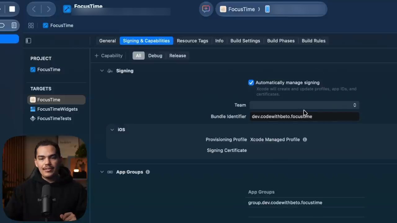 Xcode tab Signing and Capabilities: Automatically manage signing được bật, bundle identifier và App Groups