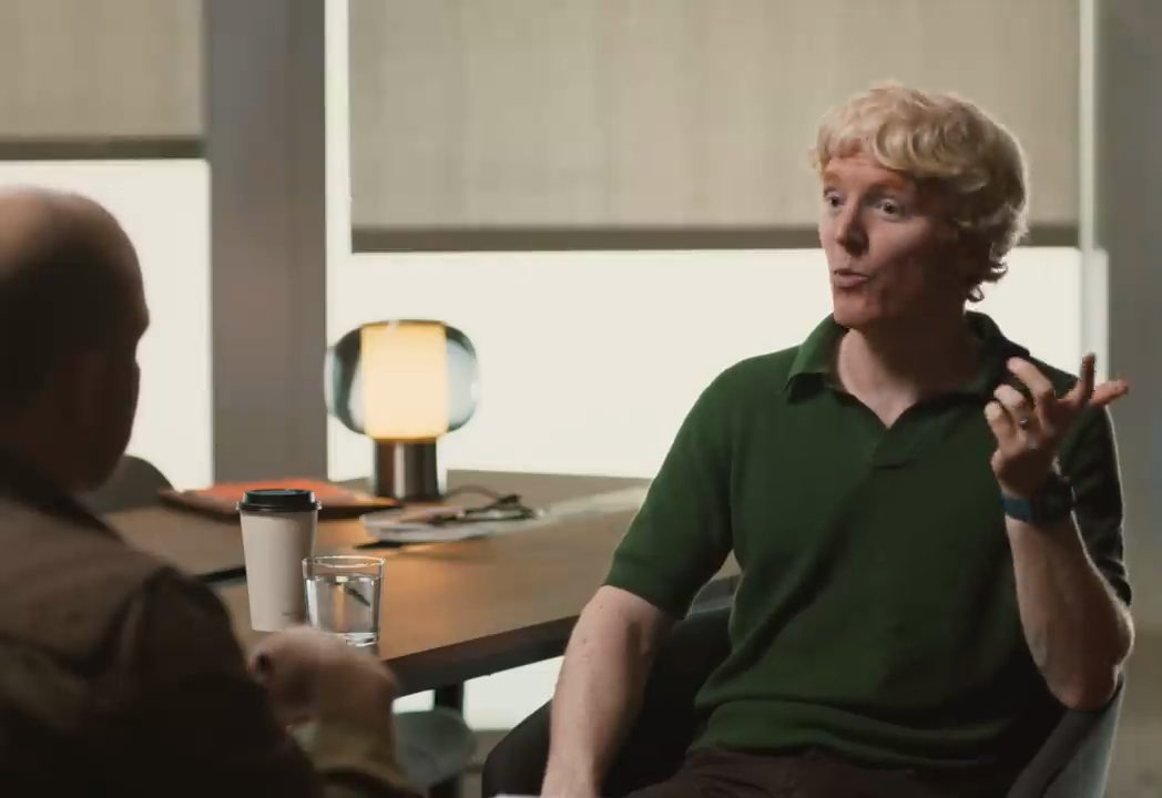 Patrick Collison đang nói, tay giơ lên diễn tả