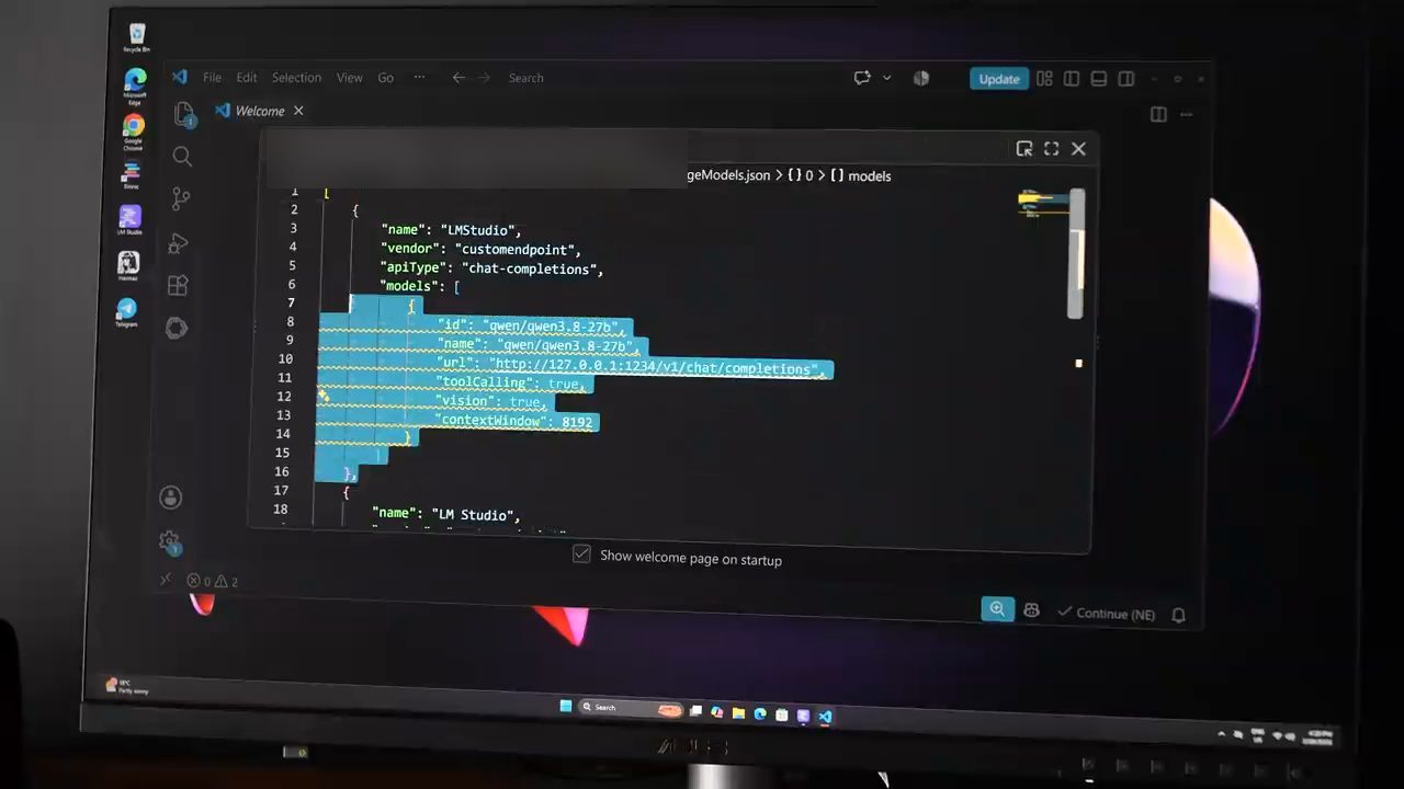 VS Code mở file chatLanguageModels.json với cấu hình custom endpoint cho LM Studio