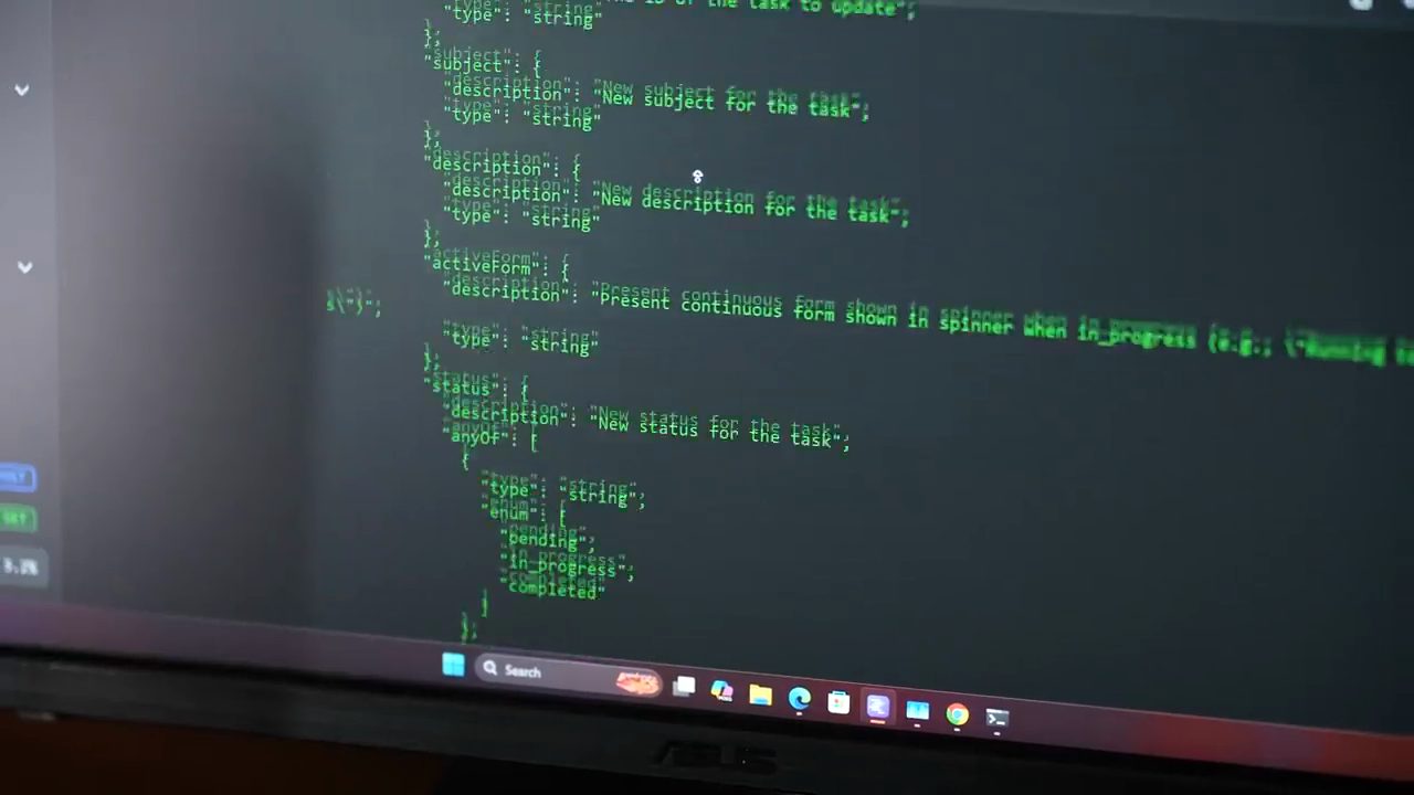 Phần JSON dài của system prompt và định nghĩa tool mà Claude Code gửi tới model