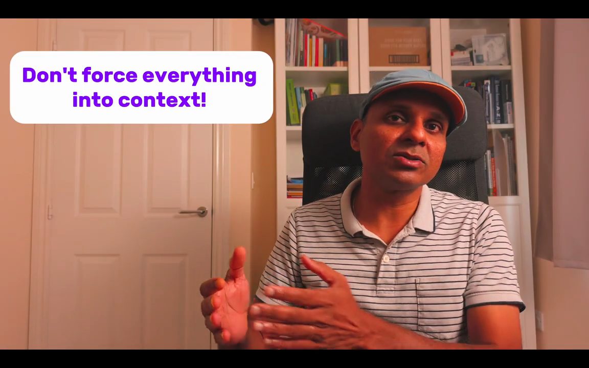 Shrinivasan nói trước camera, bên cạnh nhãn Don't force everything into context!