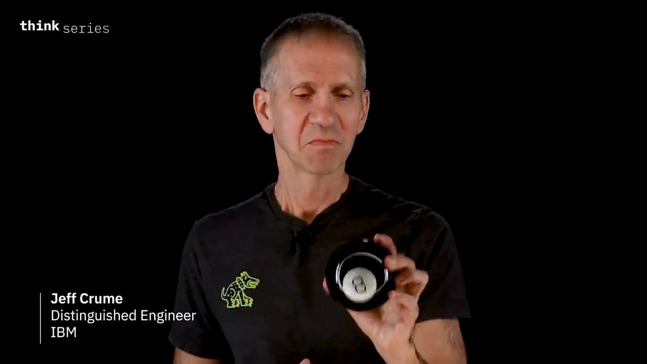 Jeff Crume cầm quả bóng bói số 8, góc dưới có tên Jeff Crume, Distinguished Engineer, IBM