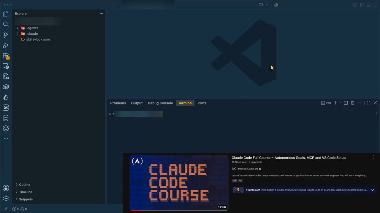 Terminal VS Code với lệnh claude và thẻ video Claude Code Full Course của freeCodeCamp