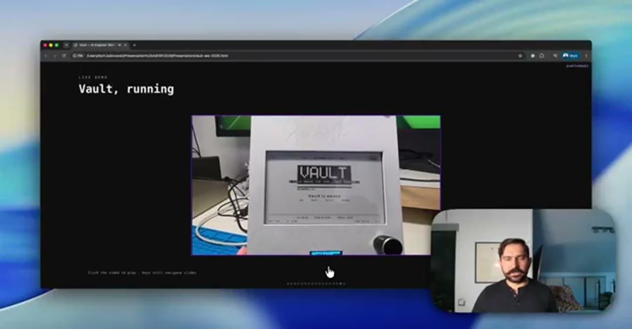 Video demo: màn hình e-paper hiện logo VAULT khi khởi động