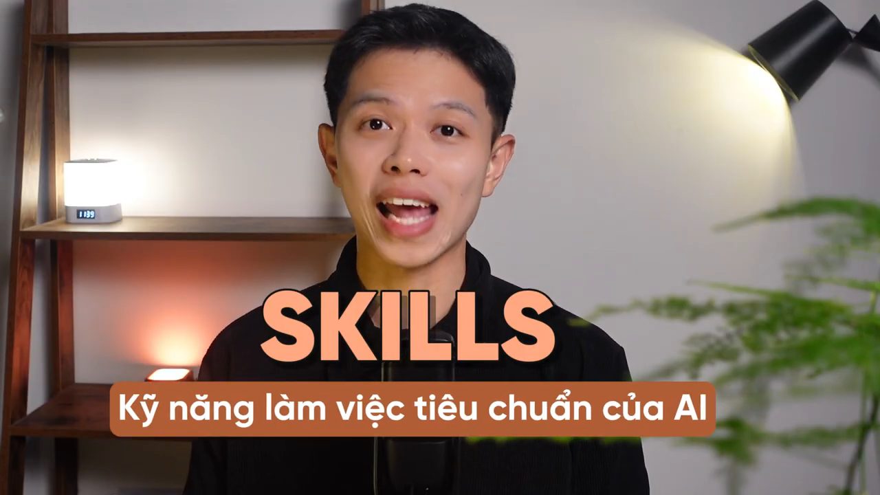 Maz nói trước camera, chữ lớn SKILLS và dòng Kỹ năng làm việc tiêu chuẩn của AI