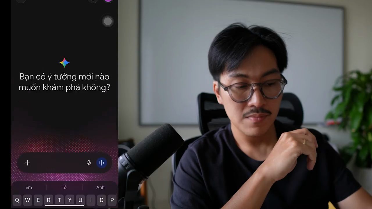 Màn hình app Gemini trên điện thoại cạnh Huy: Bạn có ý tưởng mới nào muốn khám phá không?