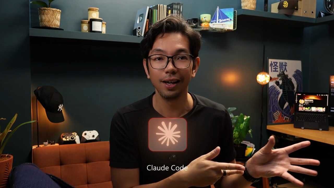 Mikey No Code nói trước camera, biểu tượng Claude Code hiện ở giữa khung hình