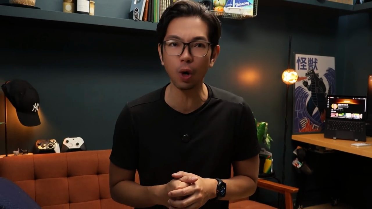 Mikey No Code nói trước camera trong phòng làm việc