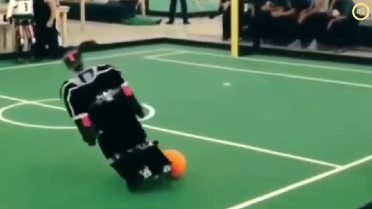 Một robot chơi bóng đá ngã nhào trên sân
