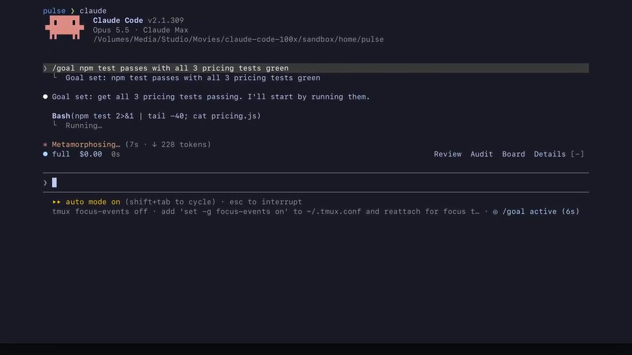 Claude Code nhận lệnh /goal và bắt đầu chạy npm test